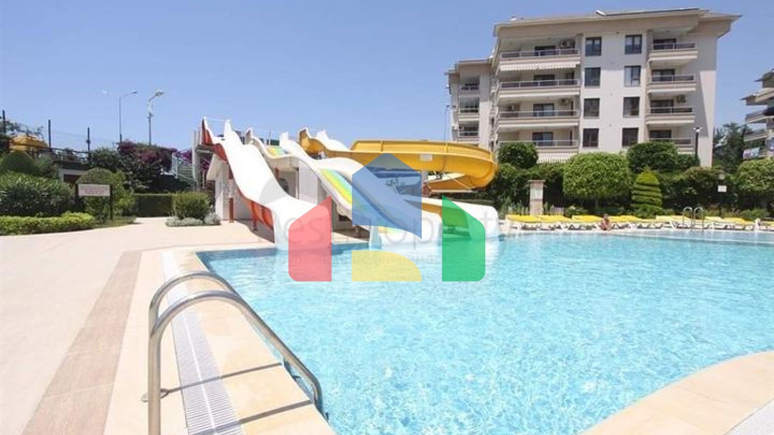 Квартира планировкой 3+1 в районе Тосмур 50м до моря.