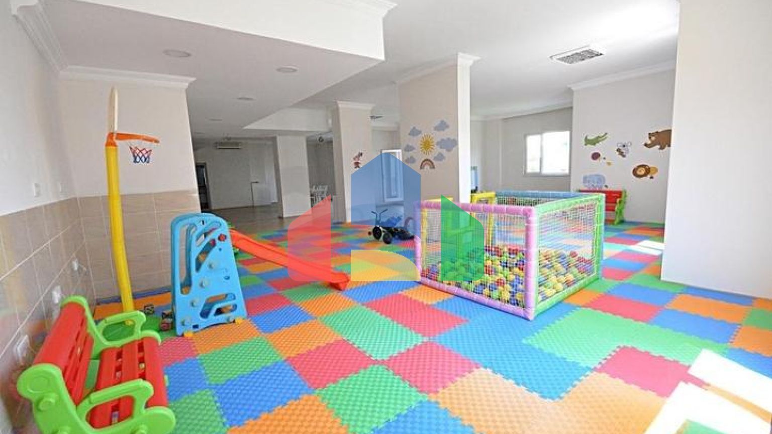 Квартира планировкой 3+1 в районе Тосмур 50м до моря.