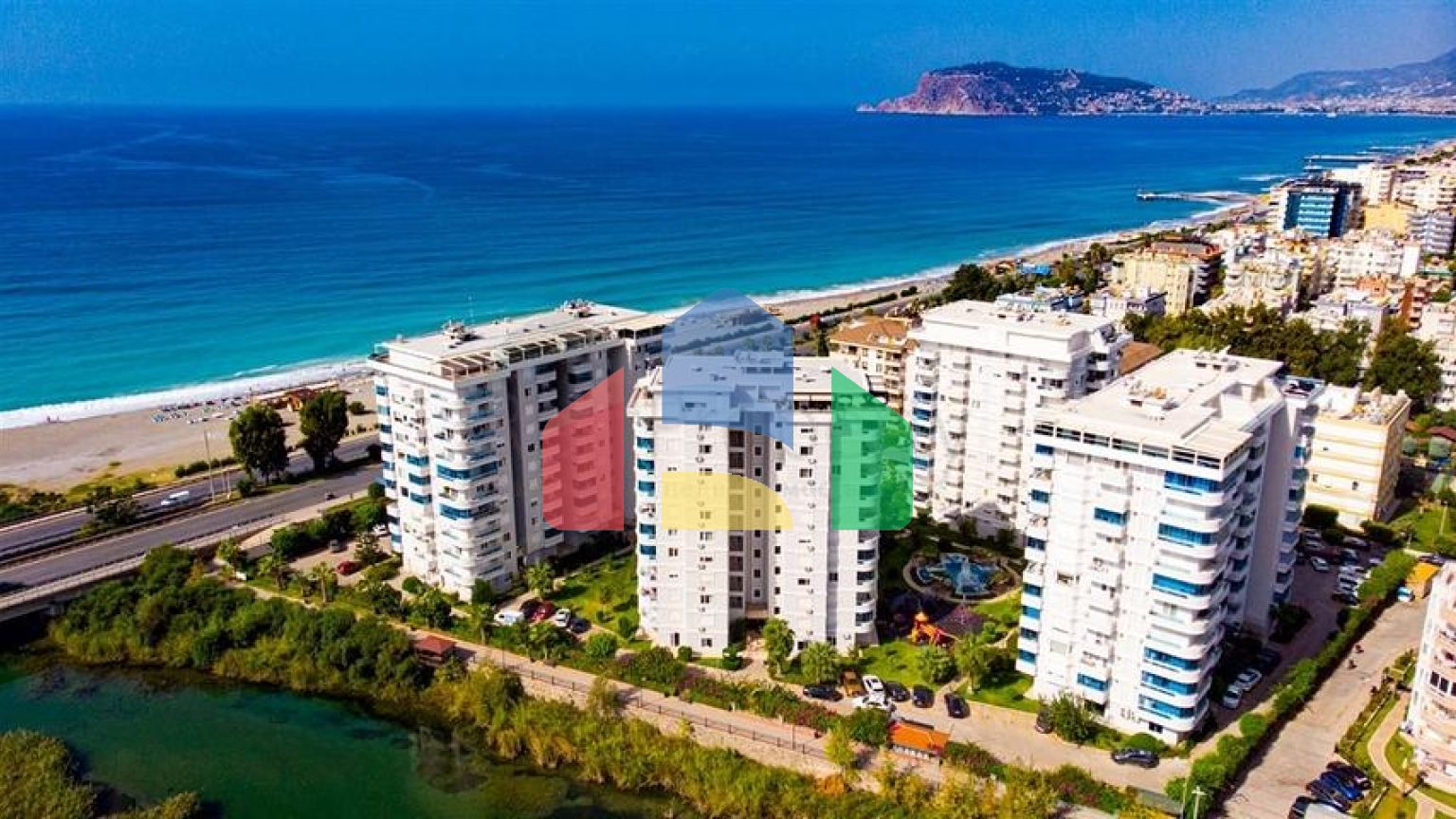 Квартира планировкой 3+1 в районе Тосмур 50м до моря.