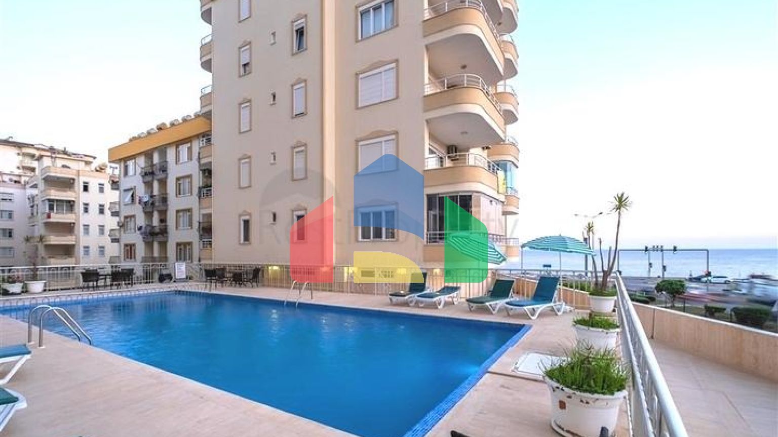 Большая квартира на первой линии