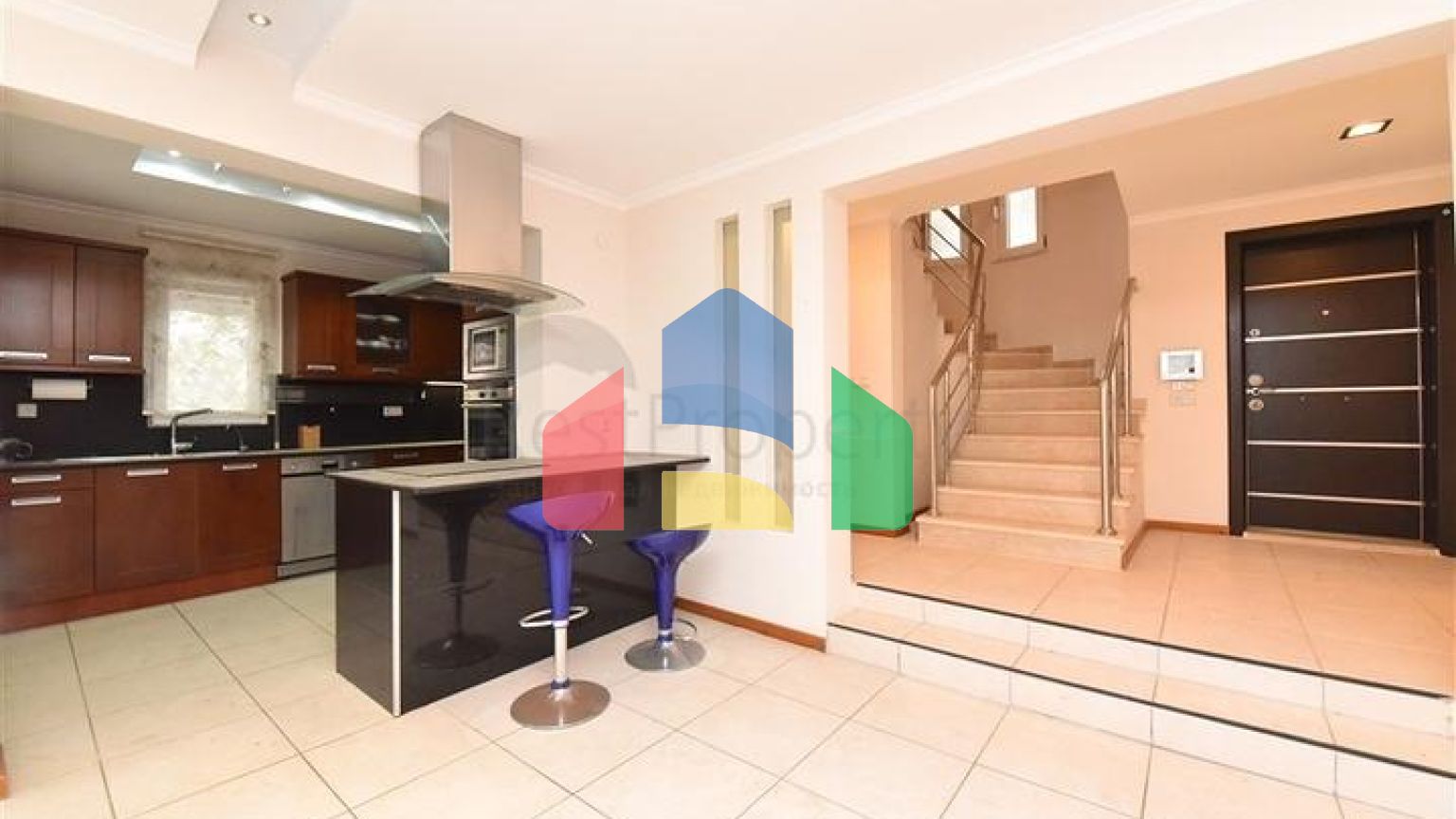 Вилла городского типа в 250 метрах от моря