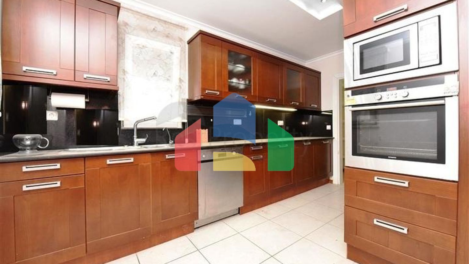 Вилла городского типа в 250 метрах от моря