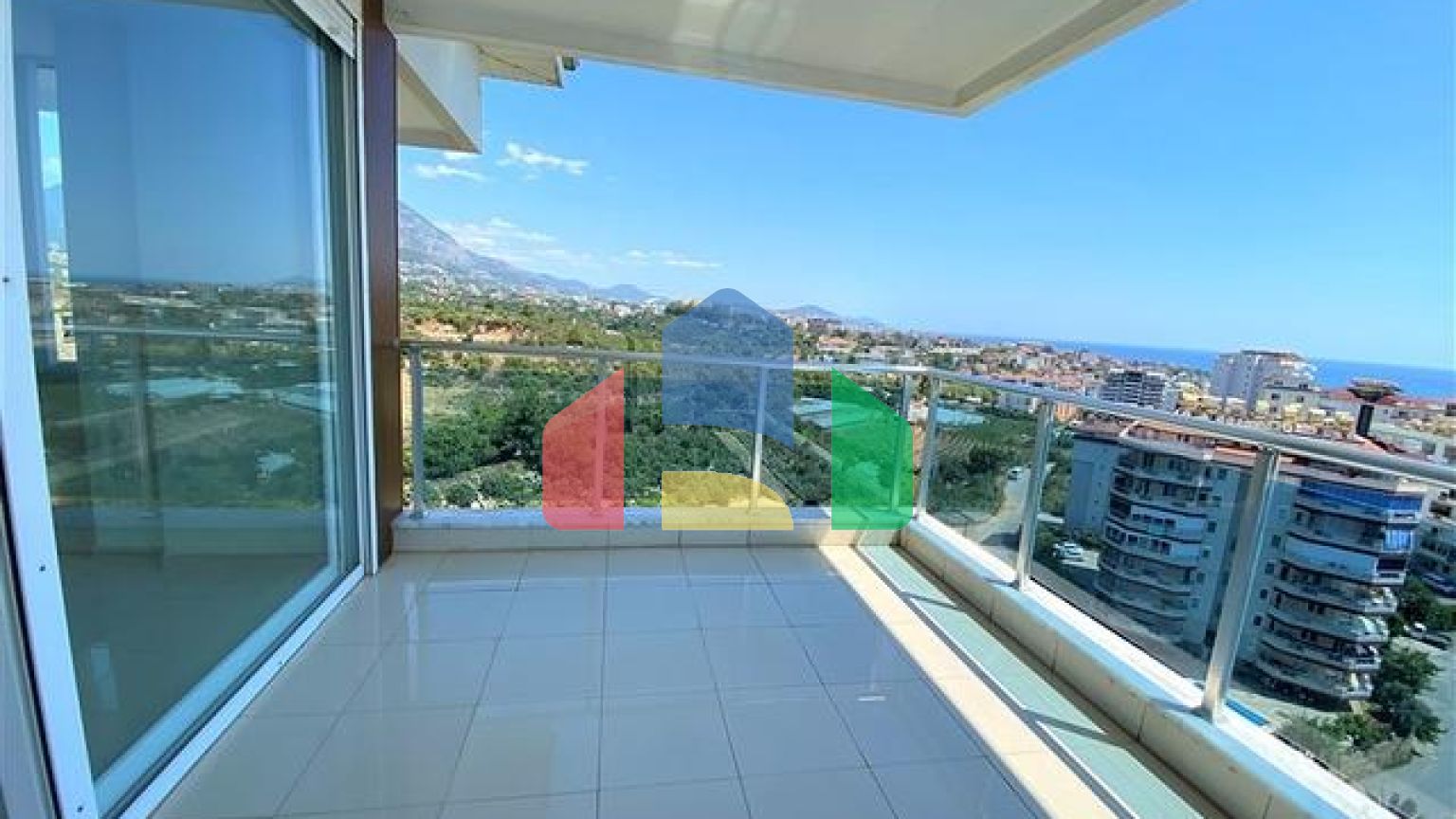 Пентхаус с панорамным видом на море в районе Тосмур