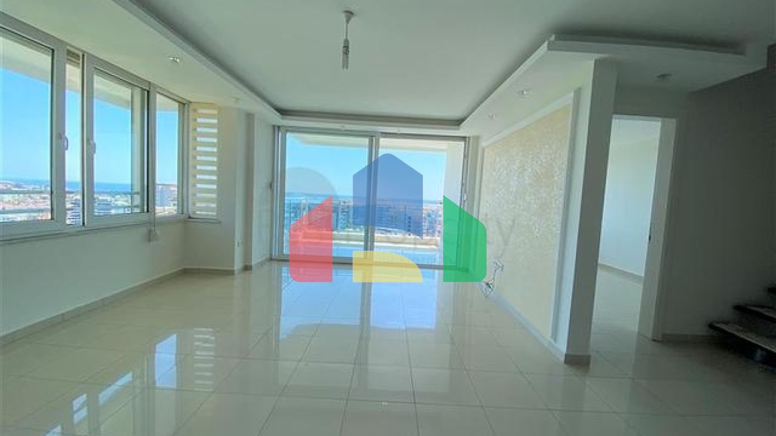 Пентхаус с панорамным видом на море в районе Тосмур