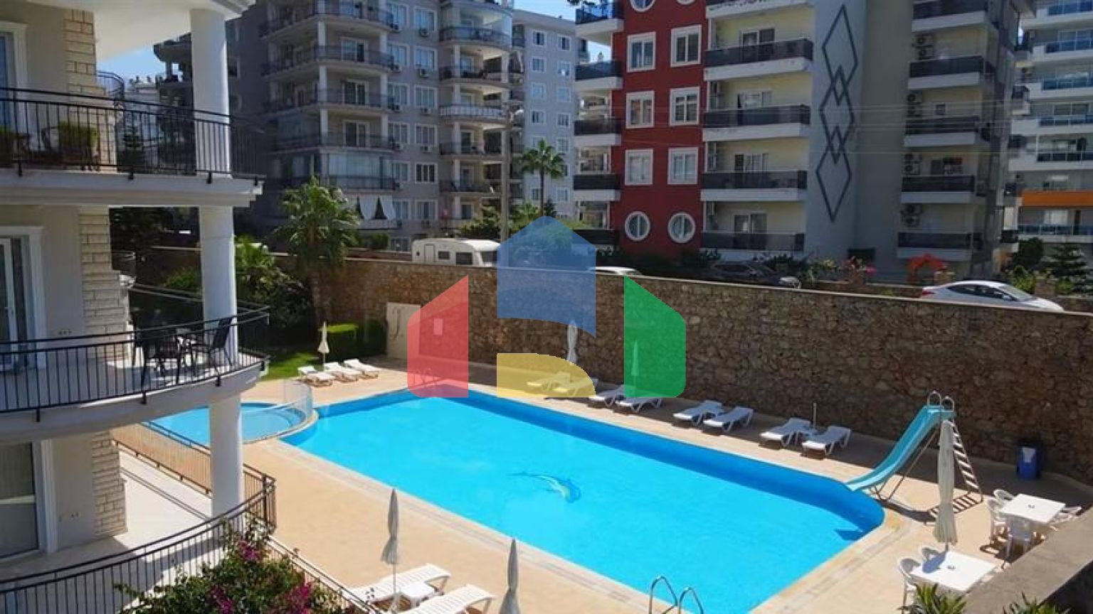 Простора трикімнатна квартира в районі Тосмур