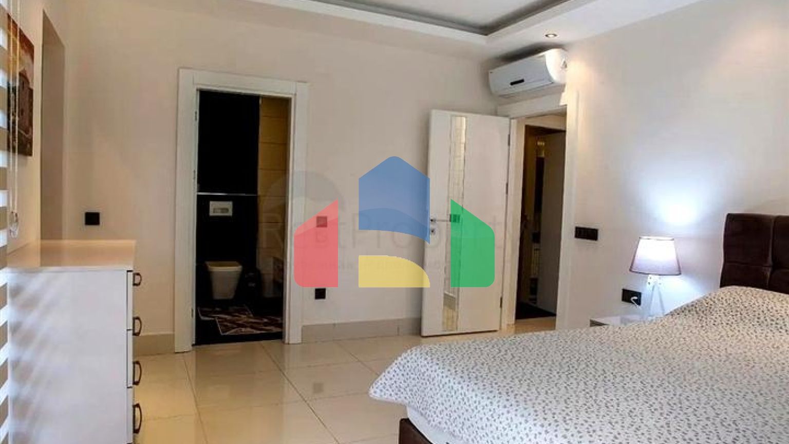 Світла мебльована квартира 2+1 в розвиненому житловому комплексі