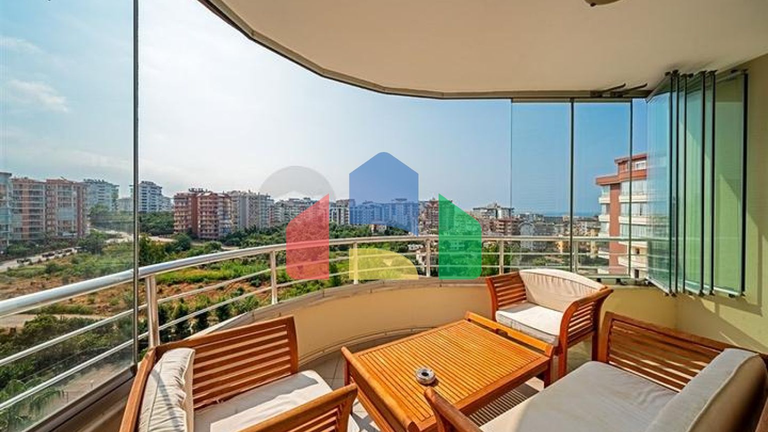 Затишна квартира 3+1 в упорядкованому житловому комплексі району Тосмур