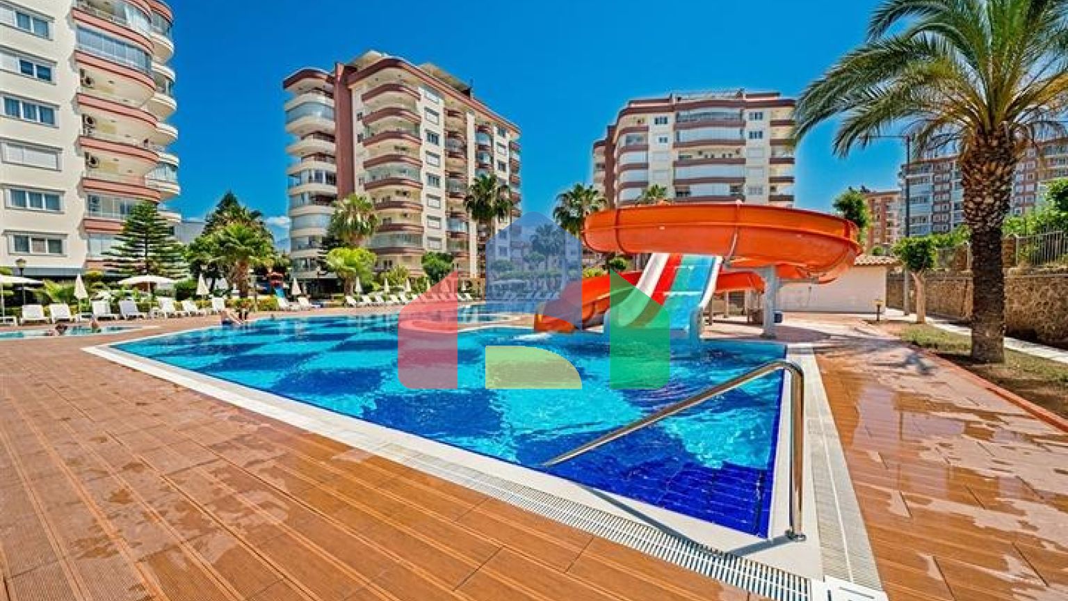 Просторий пентхаус 3 + 2 з терасою в облаштованому житловому комплексі району Тосмур