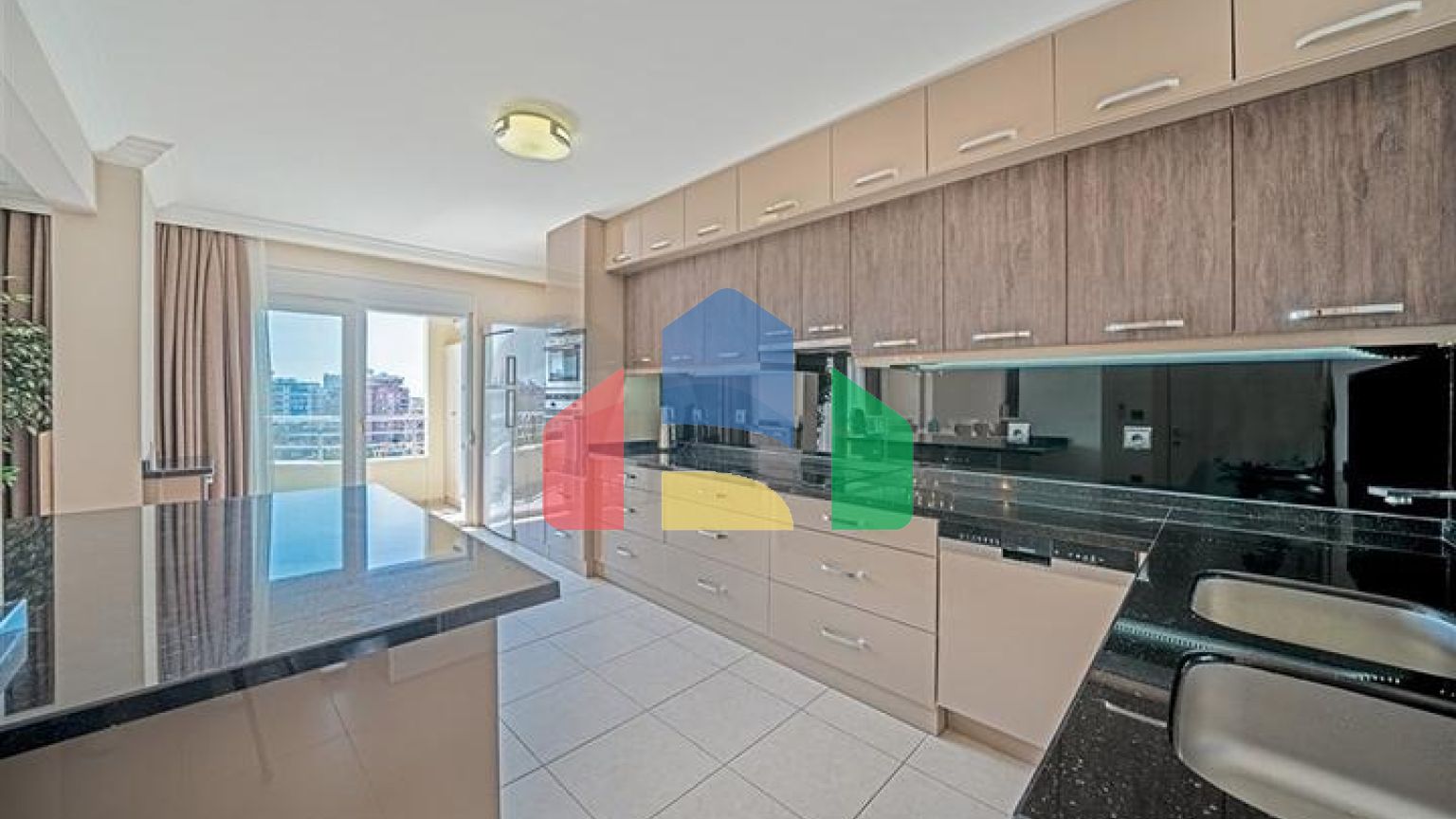 Просторий пентхаус 3 + 2 з терасою в облаштованому житловому комплексі району Тосмур