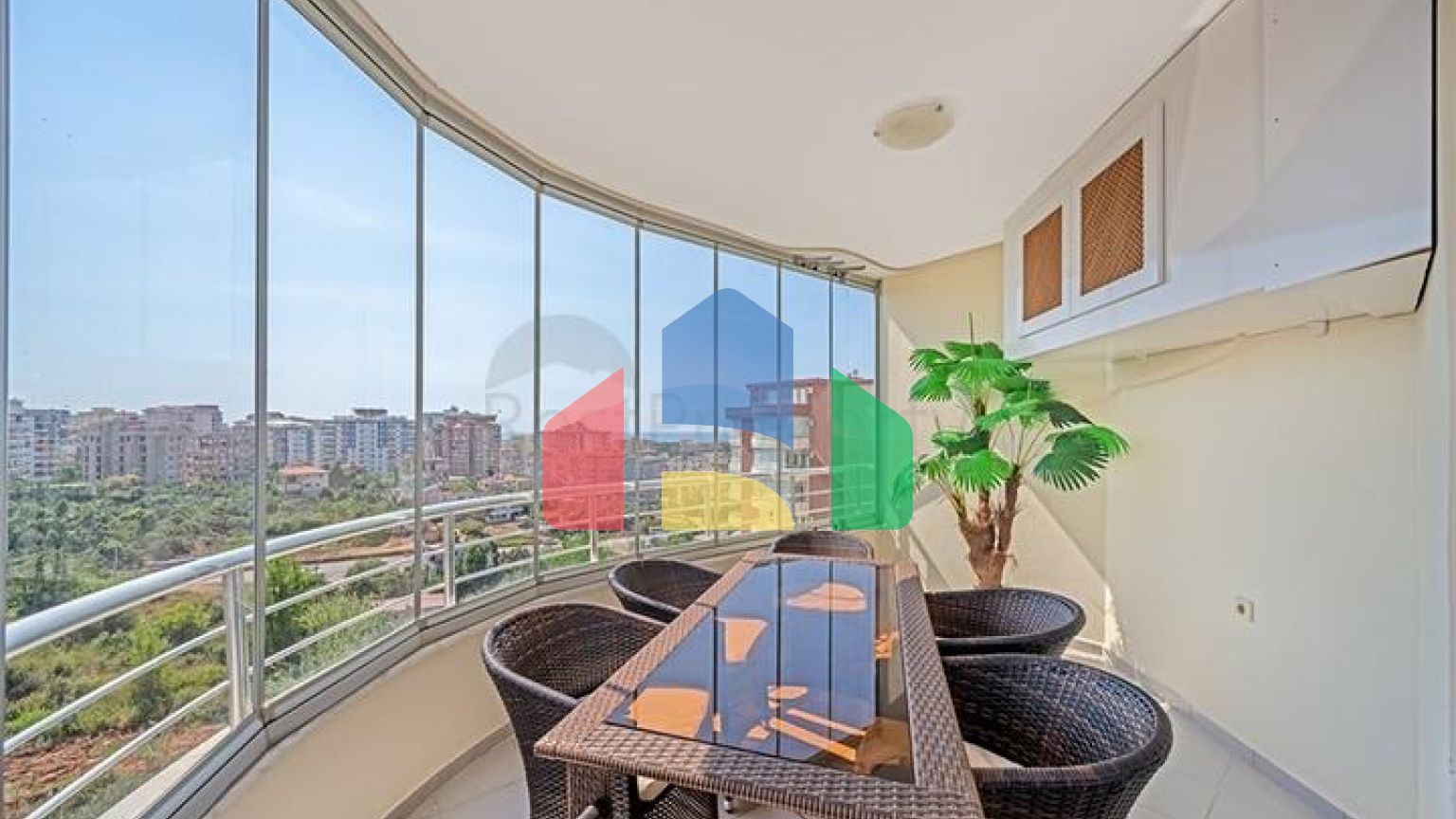 Просторий пентхаус 3 + 2 з терасою в облаштованому житловому комплексі району Тосмур