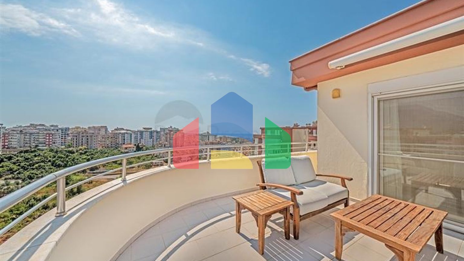 Просторий пентхаус 3 + 2 з терасою в облаштованому житловому комплексі району Тосмур