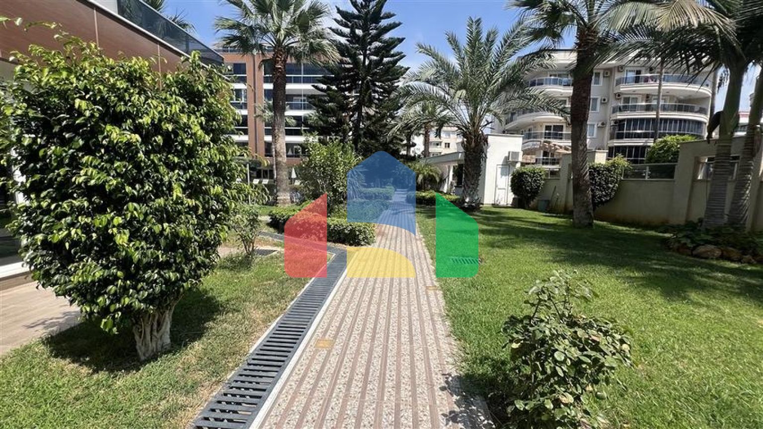 Просторная меблированная квартира с двумя балконами в Тосмуре