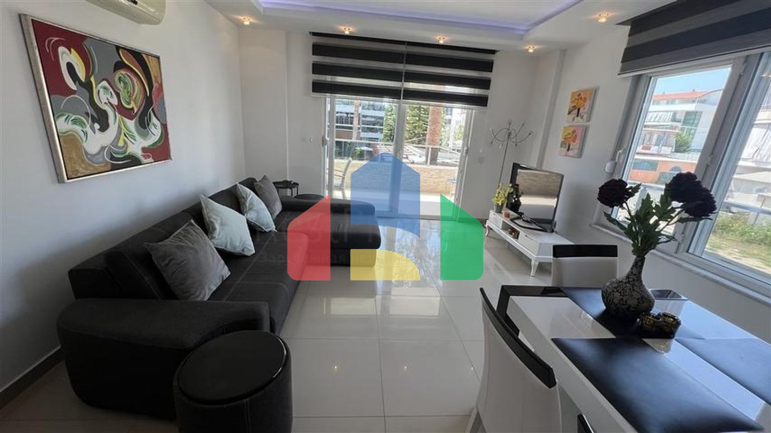 Просторная меблированная квартира с двумя балконами в Тосмуре