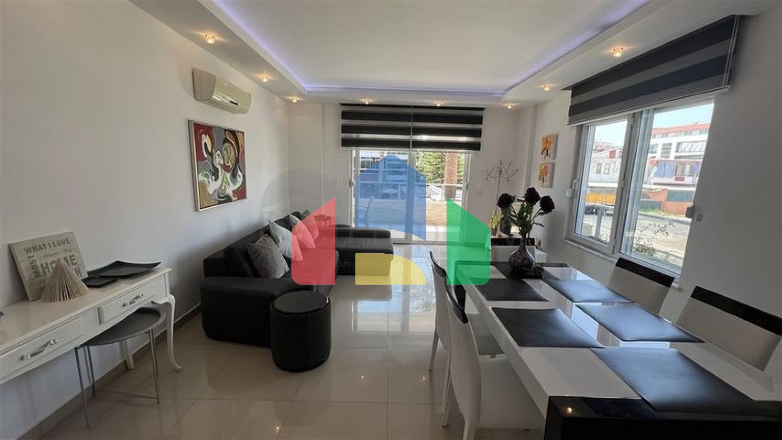 Просторная меблированная квартира с двумя балконами в Тосмуре