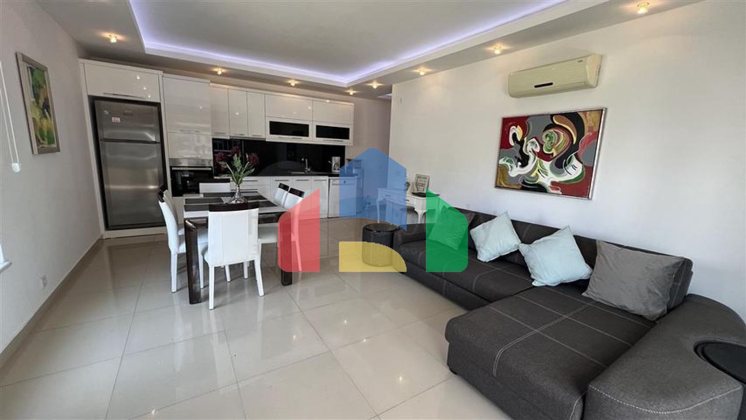 Просторная меблированная квартира с двумя балконами в Тосмуре