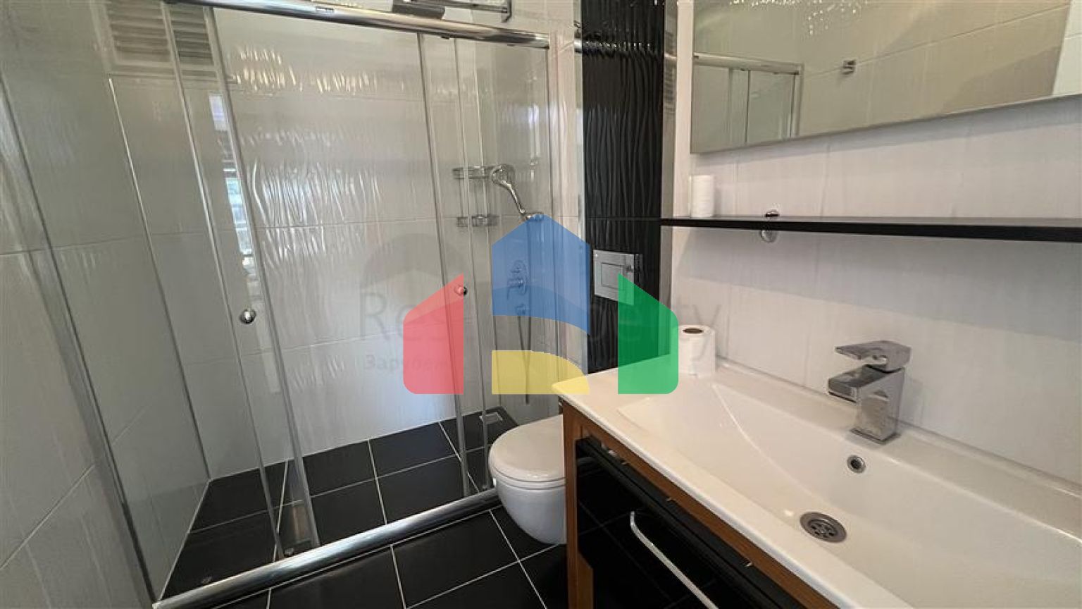 Просторная меблированная квартира с двумя балконами в Тосмуре