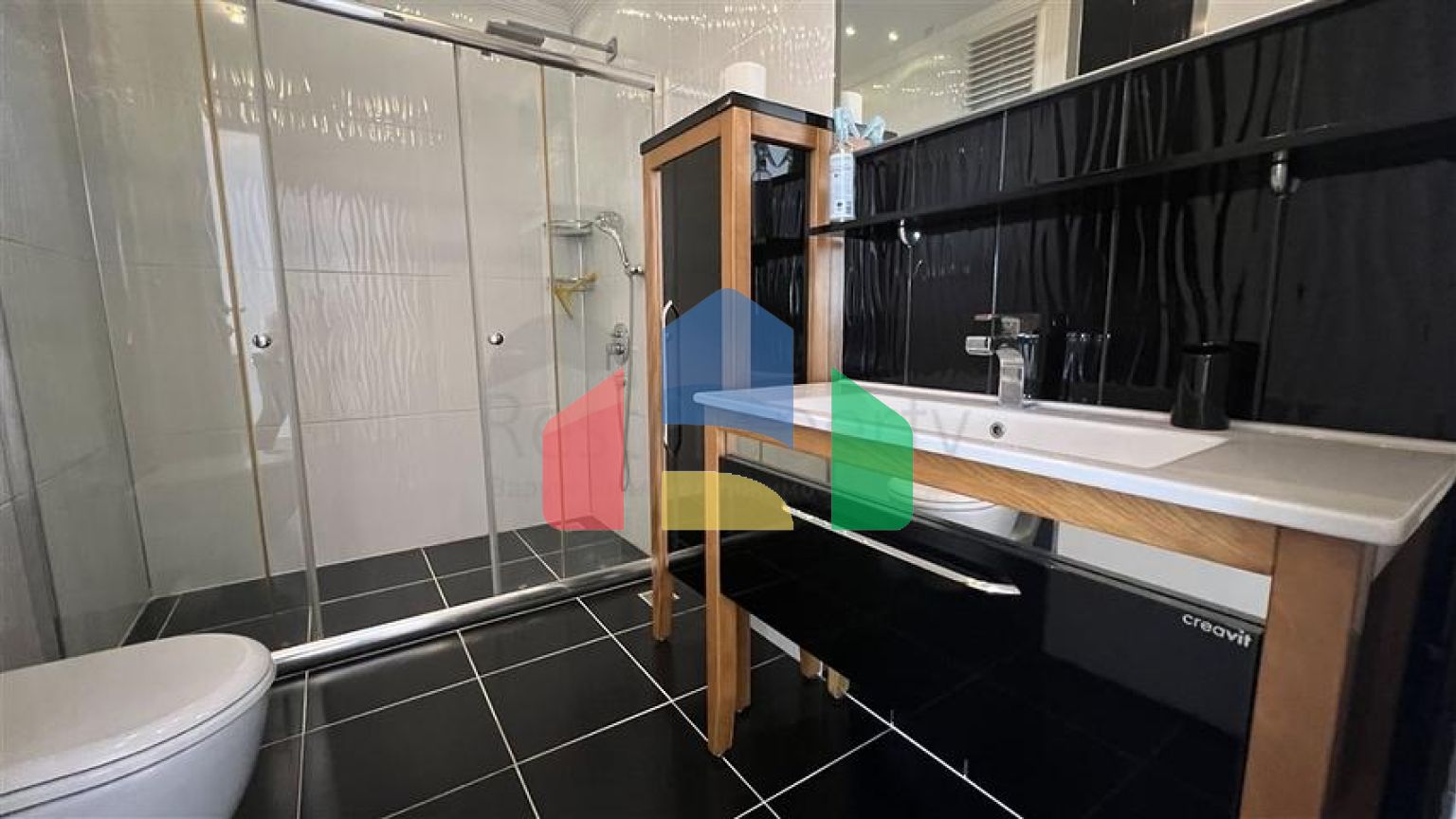 Просторная меблированная квартира с двумя балконами в Тосмуре