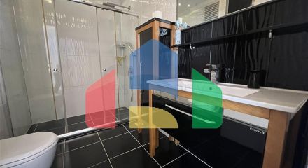 Просторная меблированная квартира с двумя балконами в Тосмуре