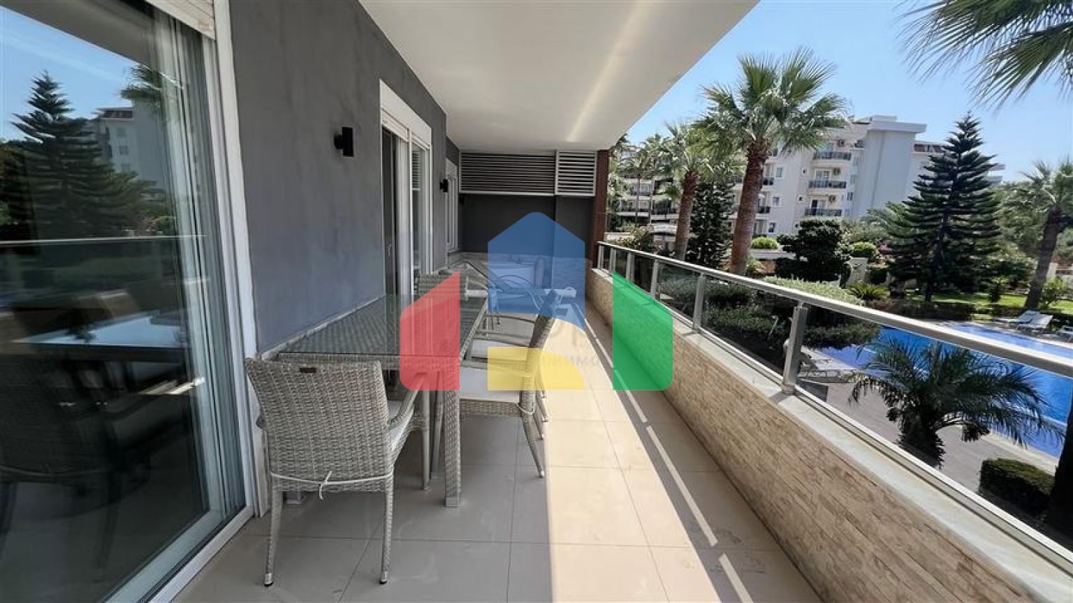 Просторная меблированная квартира с двумя балконами в Тосмуре