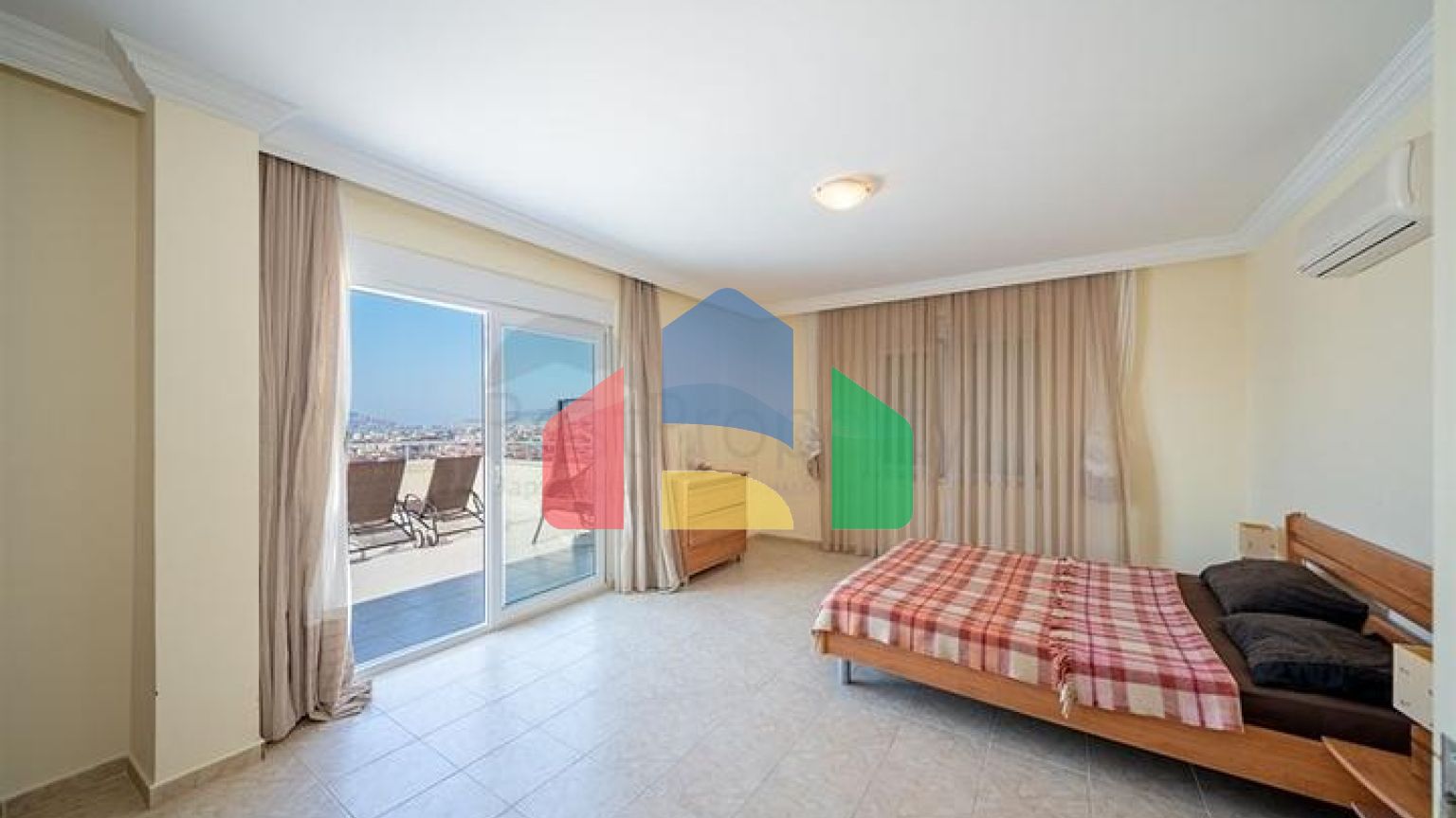 Просторный пентхаус 4+1 с террасой в районе Тосмур