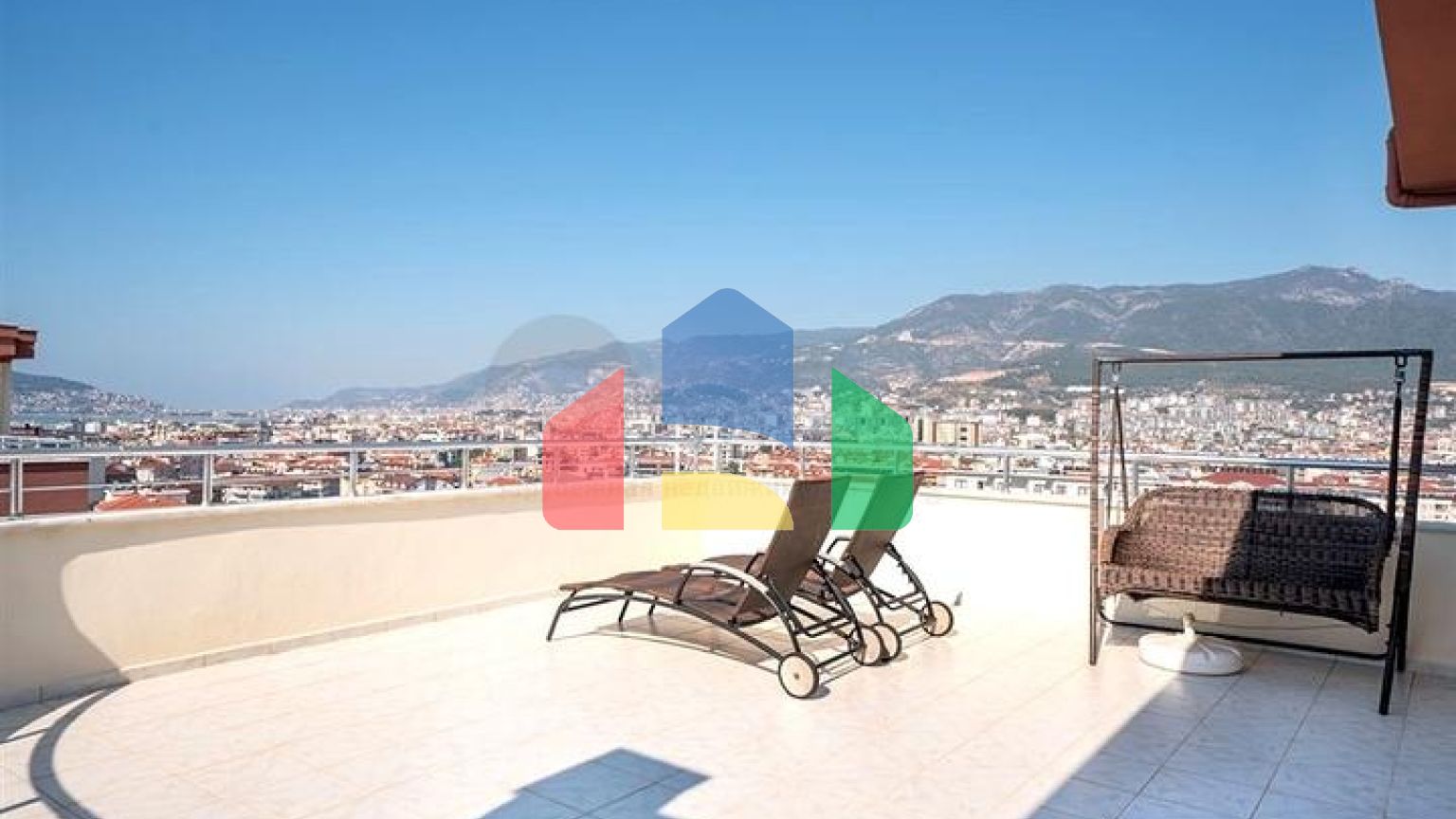 Просторный пентхаус 4+1 с террасой в районе Тосмур