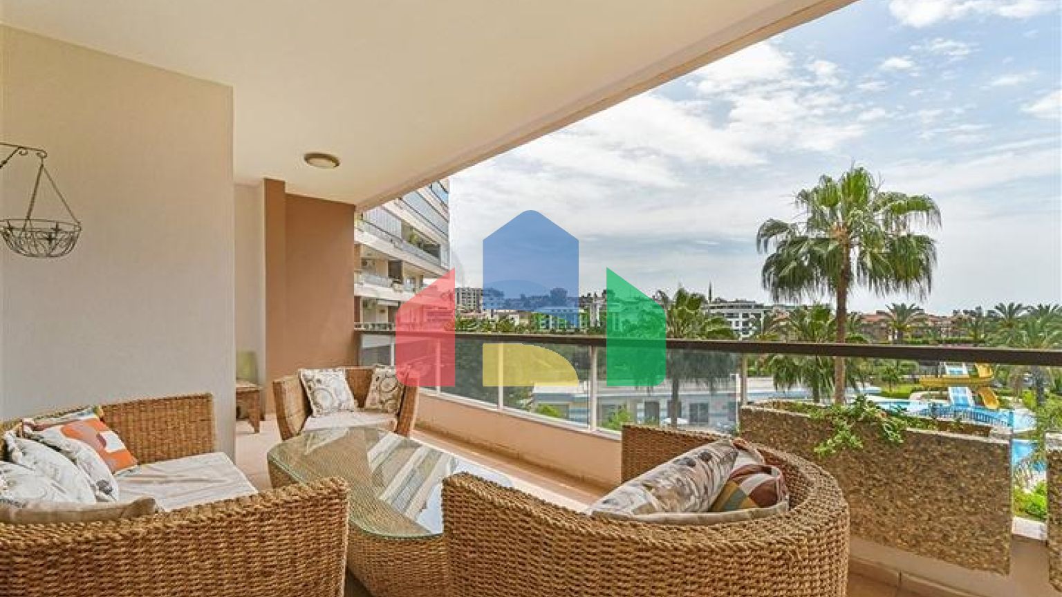 Светлая 2+1 квартира в развитом жилом комплексе в районе Тосмур