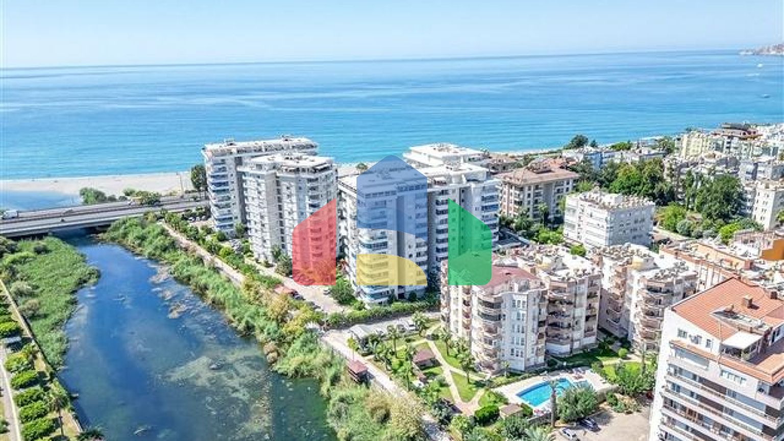 Светлая квартира 2+1 в шаге от моря в районе Тосмур