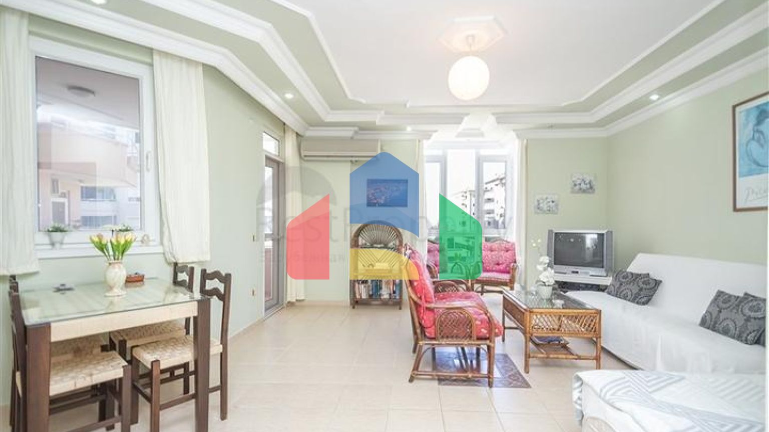 Светлая квартира 2+1 в шаге от моря в районе Тосмур