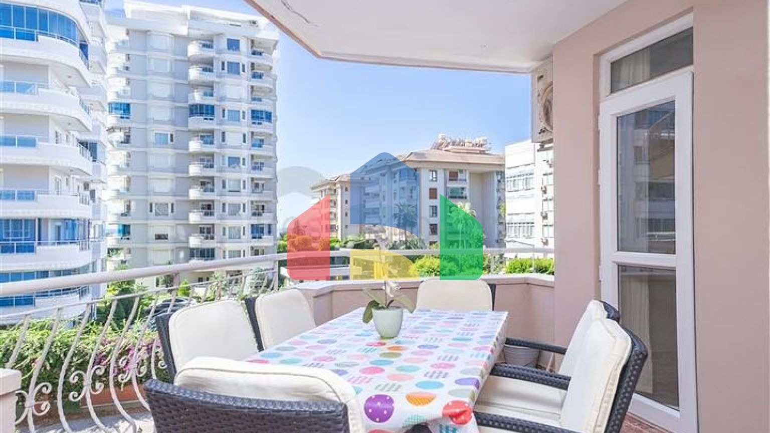 Светлая квартира 2+1 в шаге от моря в районе Тосмур