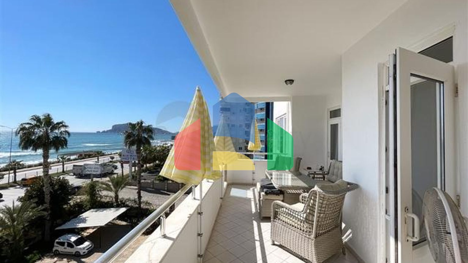 Квартира планировки 3+1 на первой береговой линии