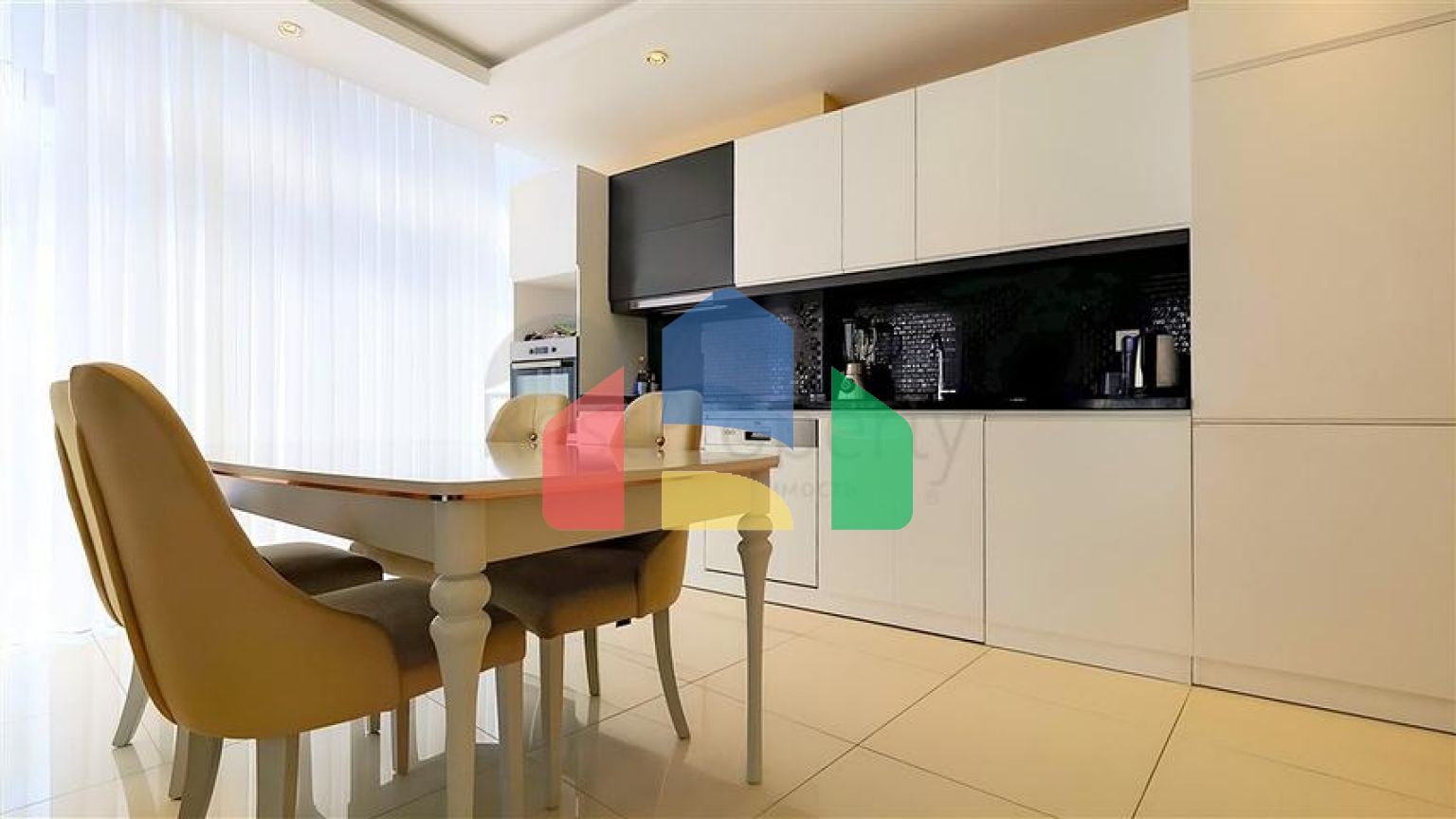 Простора мебльована квартира 3 + 1 з багатою інфраструктурою в сучасному житловому комплексі