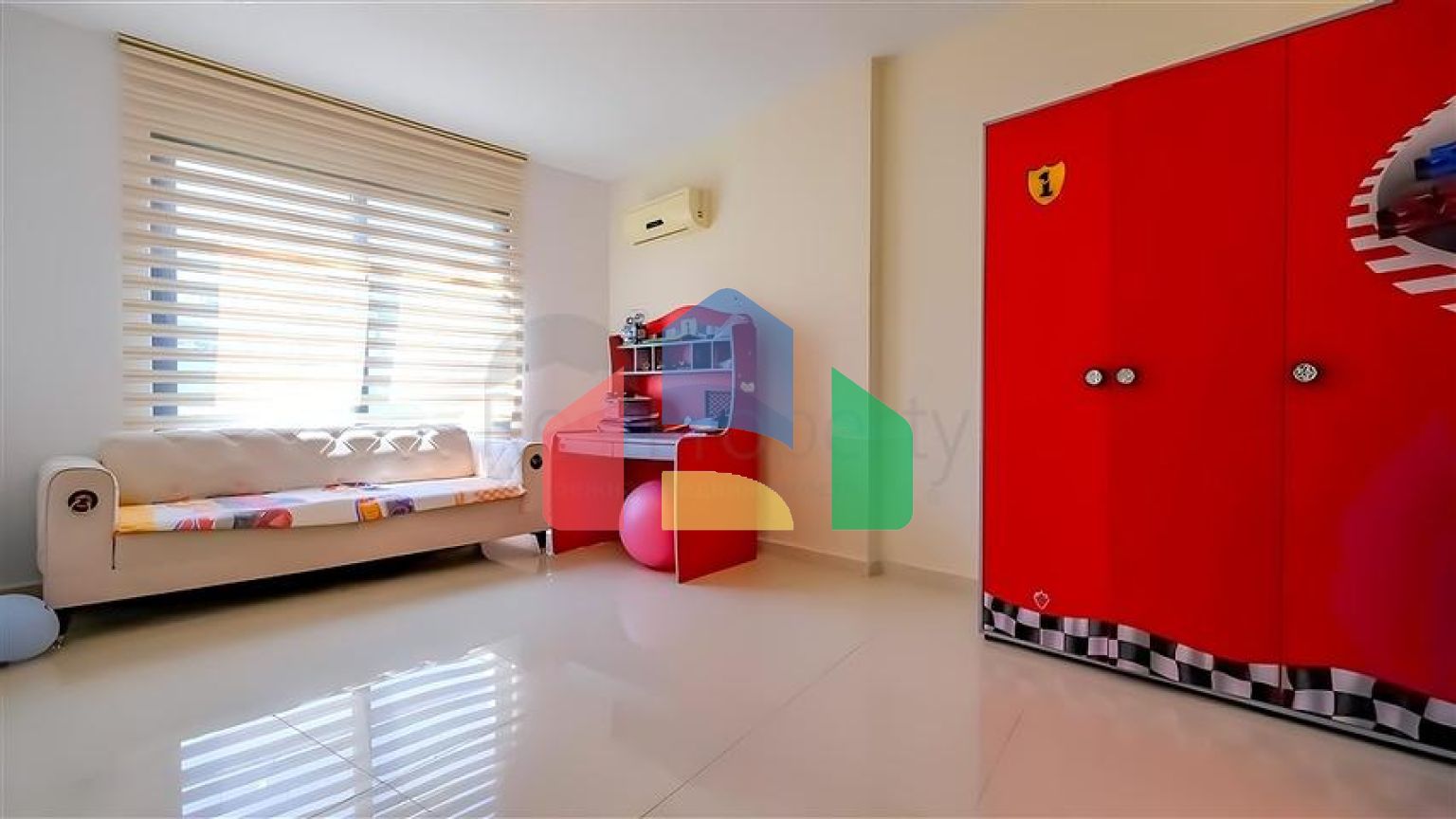 Простора мебльована квартира 3 + 1 з багатою інфраструктурою в сучасному житловому комплексі