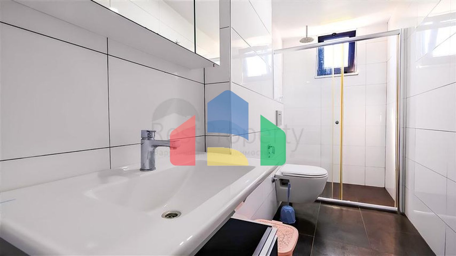 Простора мебльована квартира 3 + 1 з багатою інфраструктурою в сучасному житловому комплексі