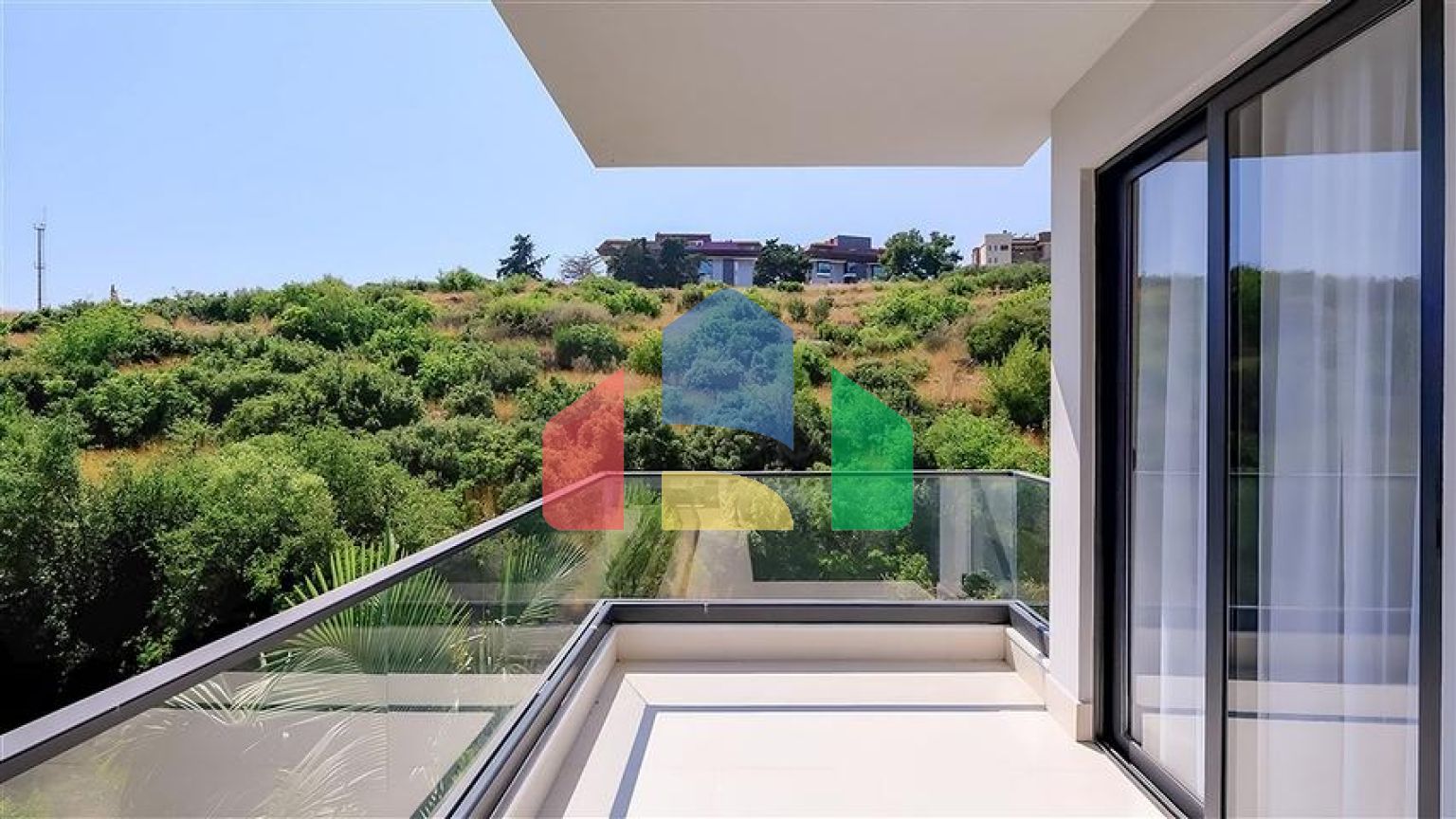 Простора мебльована квартира 3 + 1 з багатою інфраструктурою в сучасному житловому комплексі