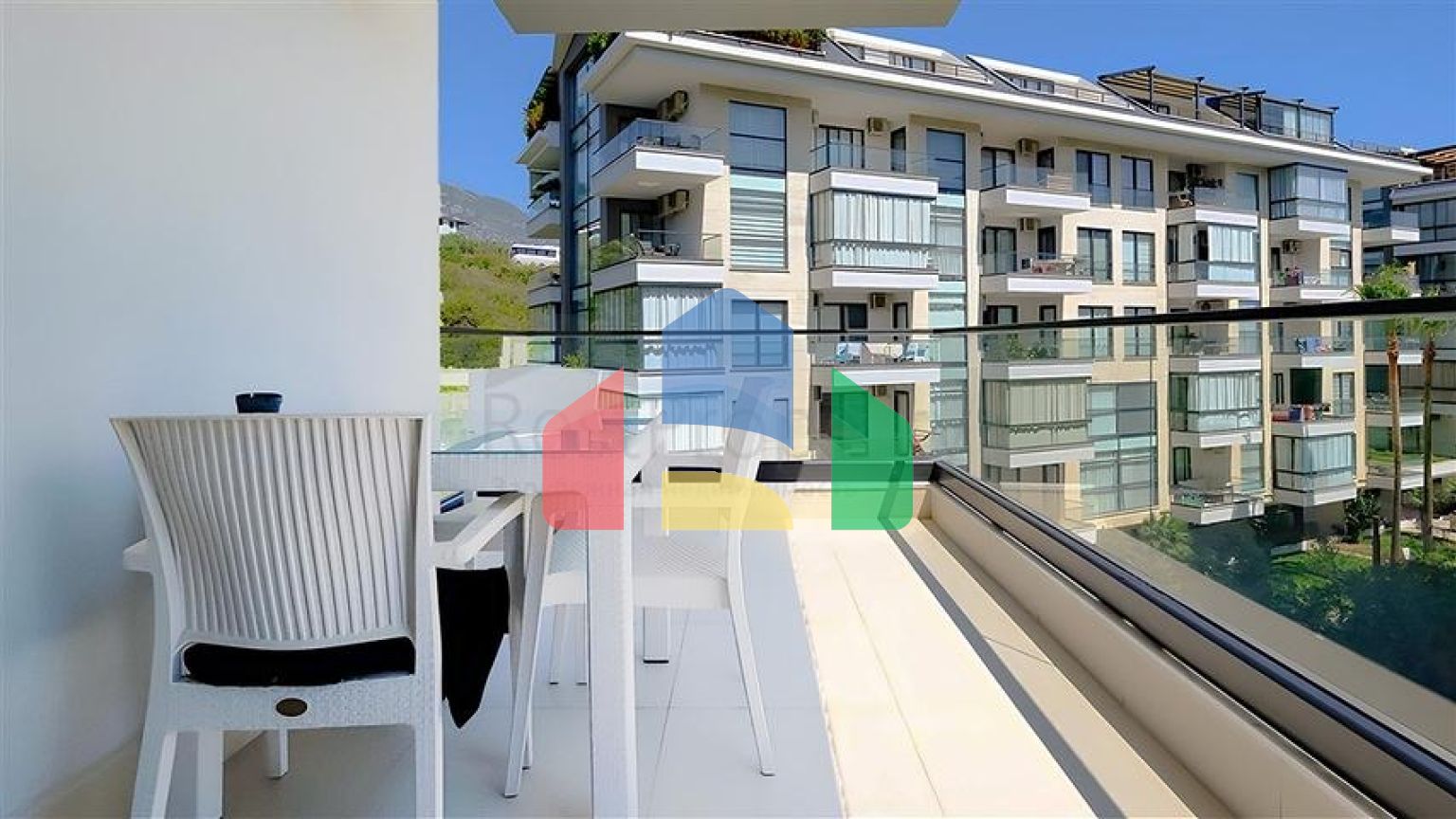 Простора мебльована квартира 3 + 1 з багатою інфраструктурою в сучасному житловому комплексі