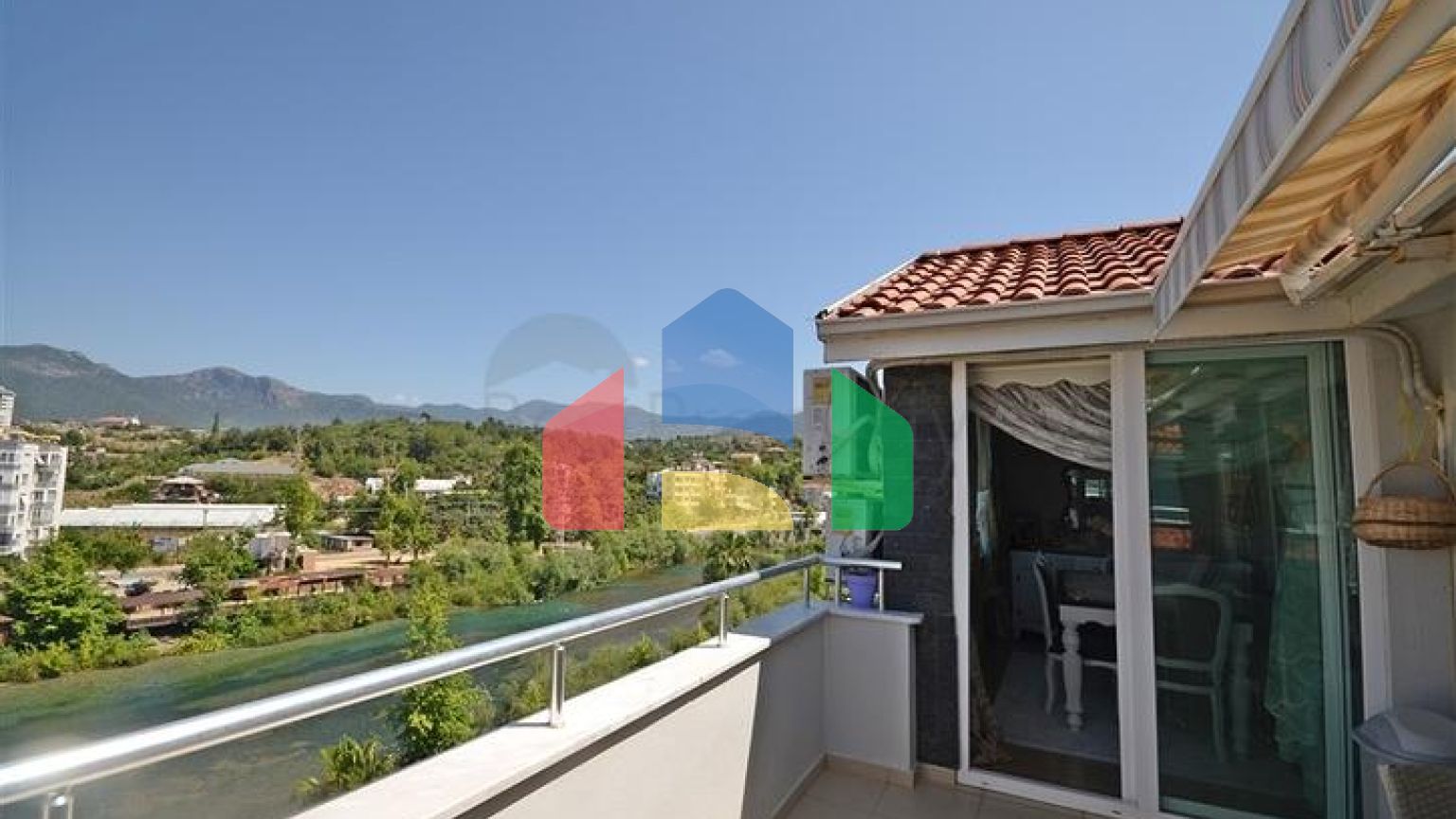 Просторий пентхаус для великої родини на березі Середземного моря