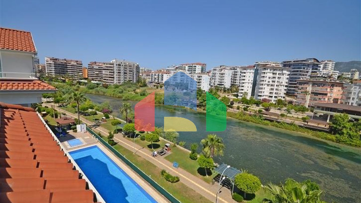 Просторий пентхаус для великої родини на березі Середземного моря