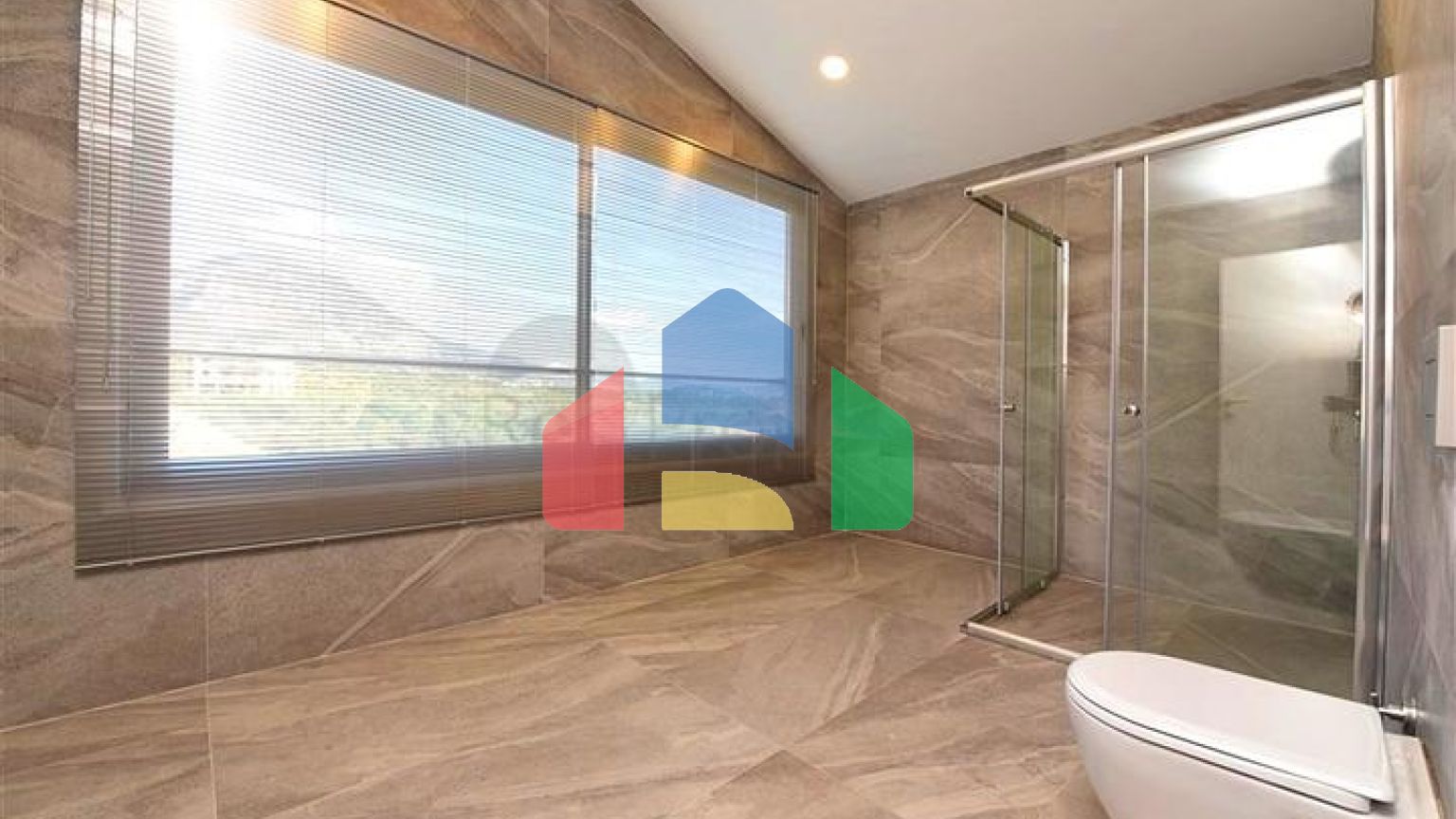 Трикімнатна квартира з дизайнерськими меблями в районі Кестель