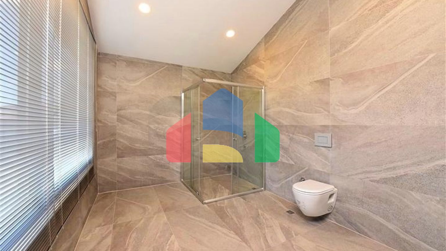 Трикімнатна квартира з дизайнерськими меблями в районі Кестель