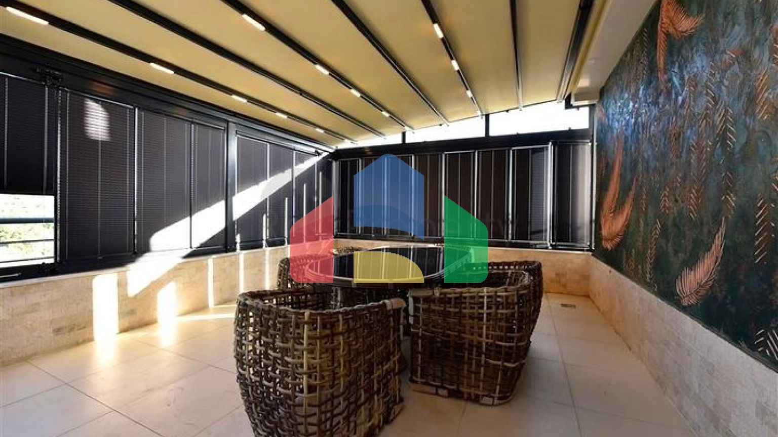 Трикімнатна квартира з дизайнерськими меблями в районі Кестель