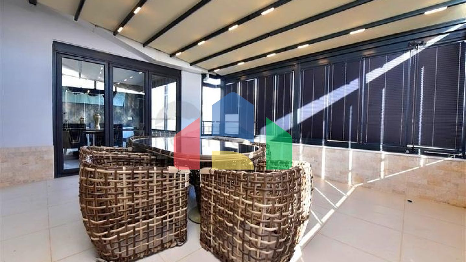 Трикімнатна квартира з дизайнерськими меблями в районі Кестель