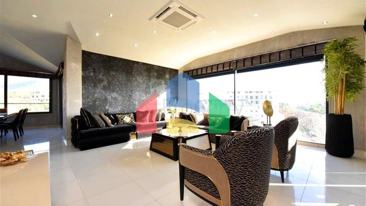 Трикімнатна квартира з дизайнерськими меблями в районі Кестель