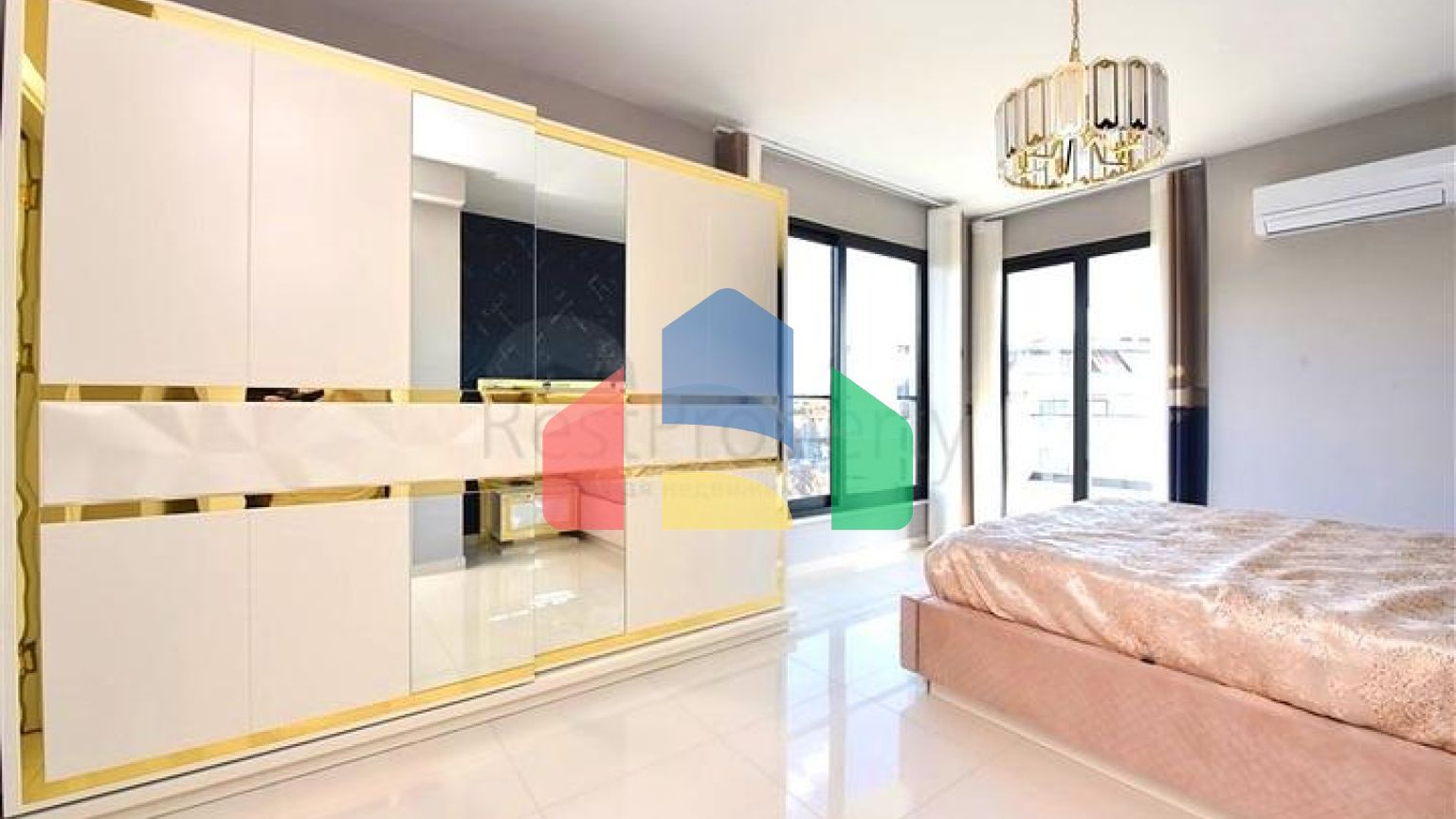 Трикімнатна квартира з дизайнерськими меблями в районі Кестель