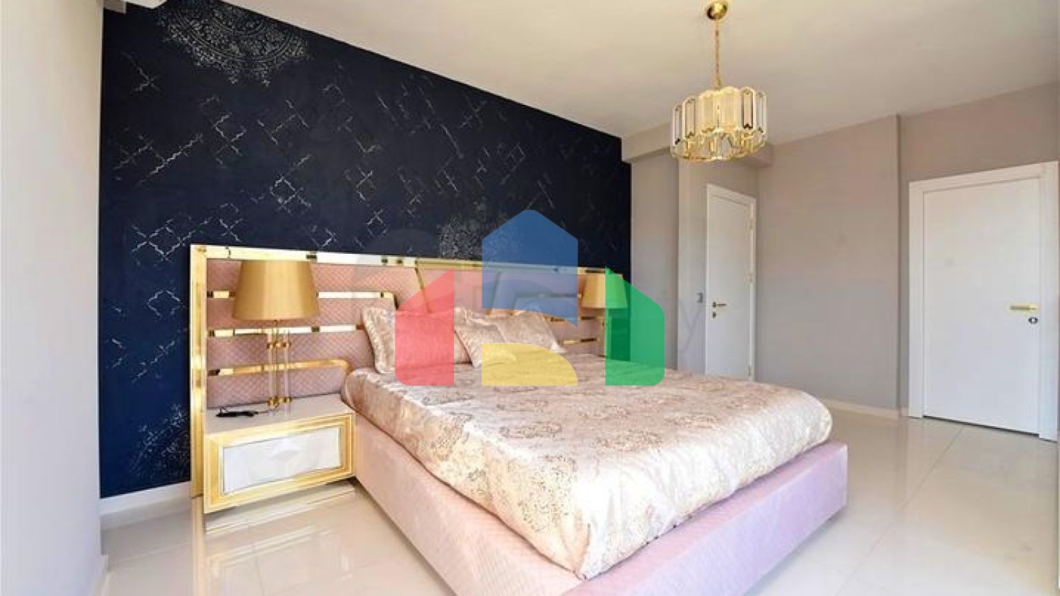 Трикімнатна квартира з дизайнерськими меблями в районі Кестель