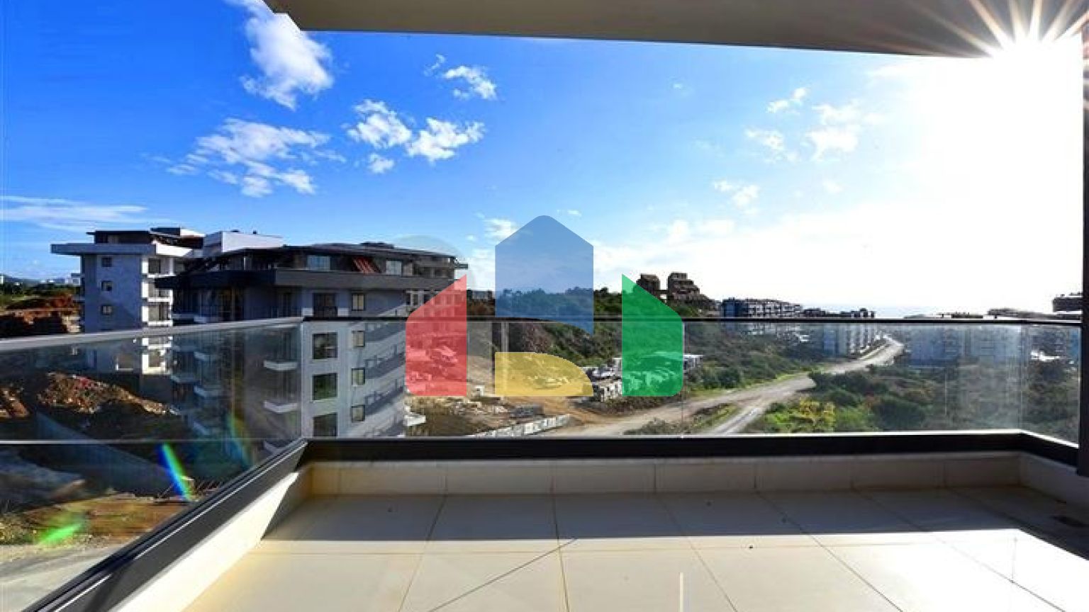 Трикімнатна квартира з дизайнерськими меблями в районі Кестель