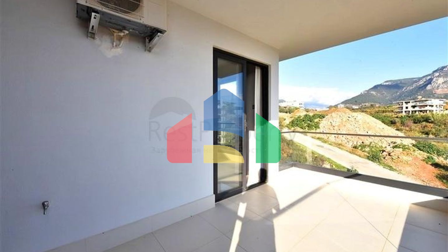 Трикімнатна квартира з дизайнерськими меблями в районі Кестель