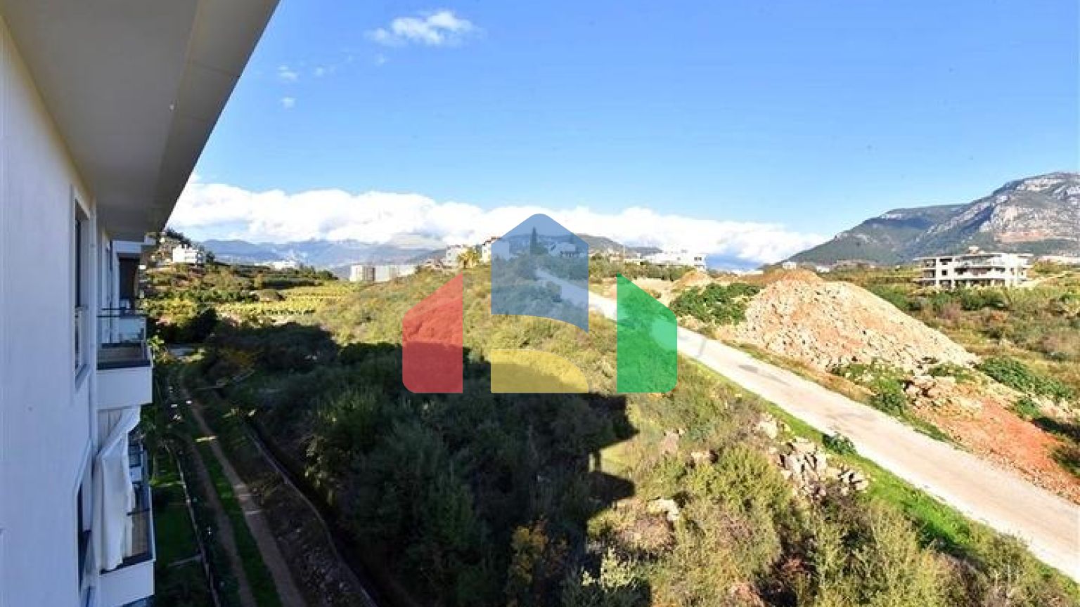 Трикімнатна квартира з дизайнерськими меблями в районі Кестель