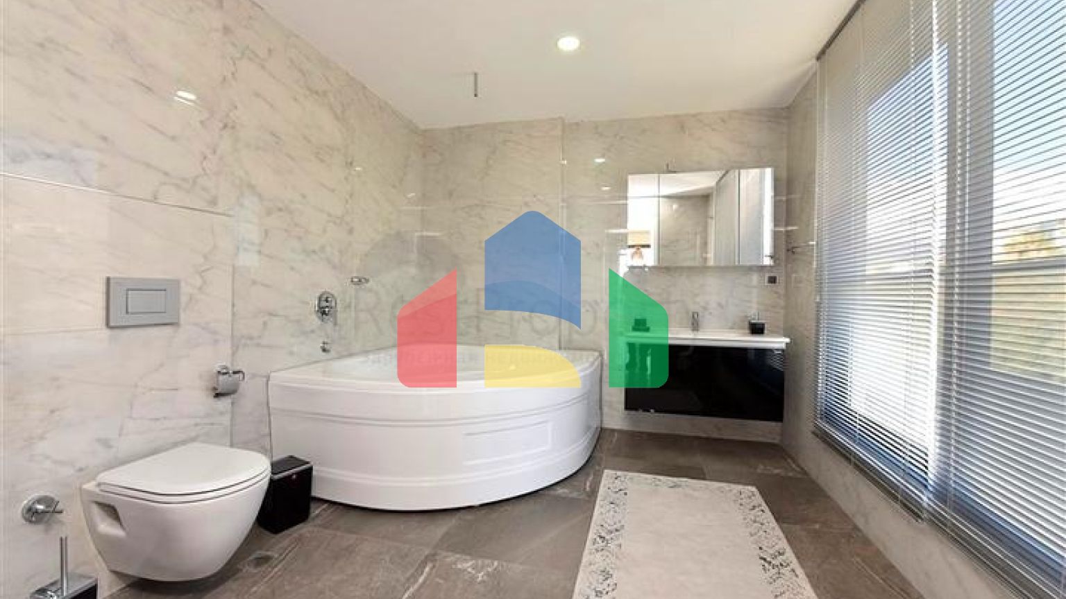 Трикімнатна квартира з дизайнерськими меблями в районі Кестель