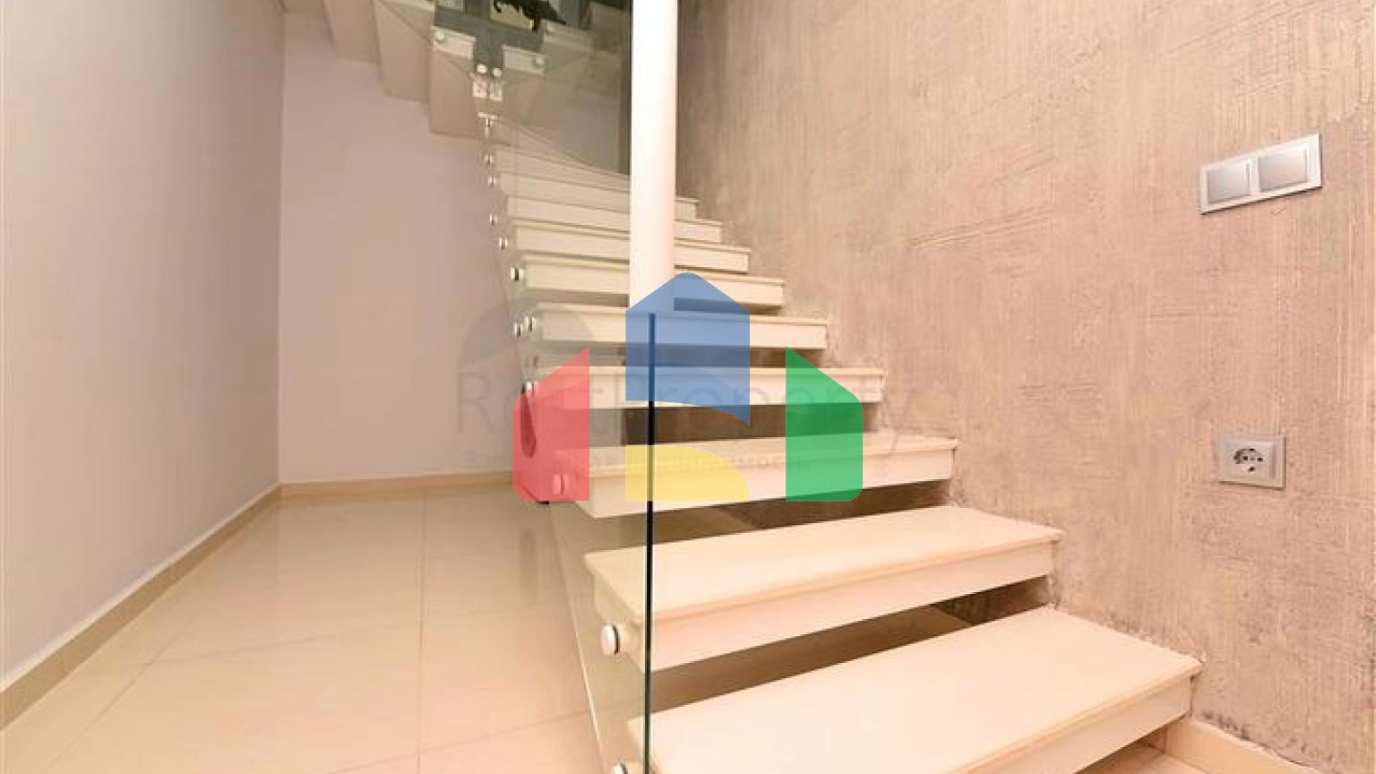 Трикімнатна квартира з дизайнерськими меблями в районі Кестель