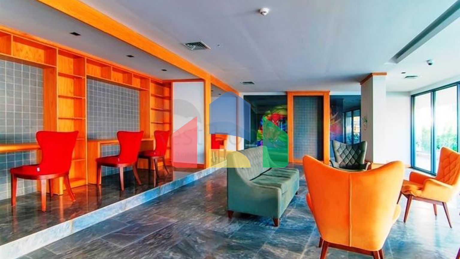 Трикімнатна квартира з дизайнерськими меблями в районі Кестель